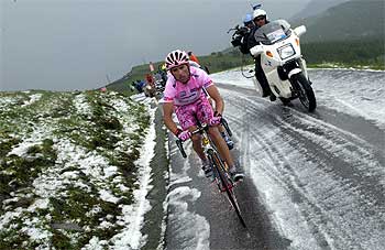 Simoni, en las rampas del Sampeyre, sobre el granizo.