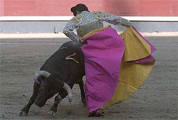 Matías Tejela, durante la lidia al primero de su lote.