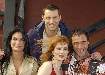 Jesús Vázquez (arriba), presentador de  Hotel Glam  (Tele 5), junto a tres concursantes del  reality show. 