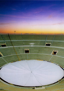 'En búsqueda' (2003), instalación de un radiotelescopio en la plaza de toros de Las Playas de Tijuana (México), de Íñigo Manglano-Ovalle.