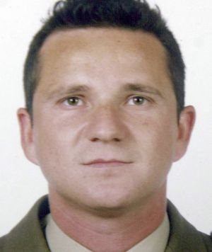 A punto de perder el vuelo por hablar con su mujer