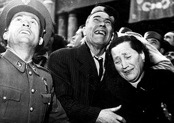 Una secuencia de  Canciones para después de una guerra,    de  Basilio Martín Patino.