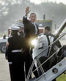 George W. Bush saluda antes de dirigirse a la base aérea de Andrews para volar hacia Polonia.