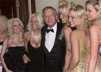 Hugh Hefner, el creador de  Playboy,  junto a varias modelos de la revista.