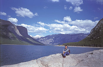 La compañera del autor, en uno de los lagos del parque nacional Banff (Canadá).