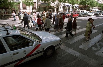 Los conductores y peatones de las capitales españolas (en la foto, la calle de Alcalá de Madrid) no siempre mantienen una actitud vial respetuosa con las normas de tráfico.
