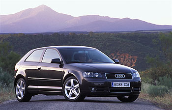 El A3 mantiene el estilo del anterior, pero con una línea más estilizada y deportiva. Se aprecia en el frontal, más afilado, en el trazo ascendente del lateral y en la inclinación del portón trasero hacia delante.