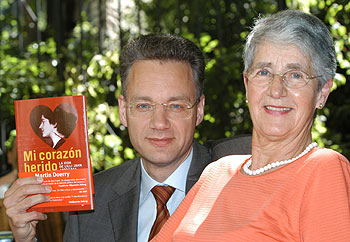Martin Doerry, autor del libro, junto a su madre, Ilse, una de las hijas de Lilli Jahn.