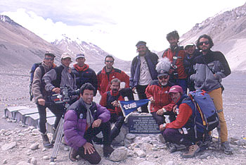 El equipo de  Al filo de lo imposible,  en el Everest.