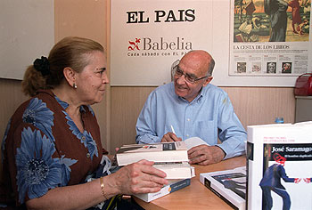 Jose Saramago firma ejemplares de su obra en la caseta de  Babelia. 