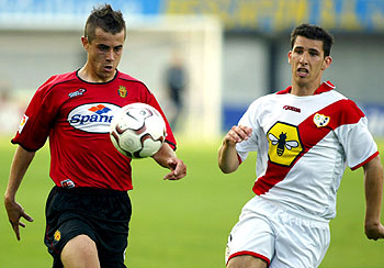 Cortés y Mainz pugnan por el balón.