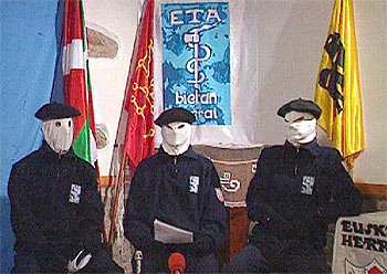 Imagen de la televisión autonómica vasca, ETB, en la que tres encapuchados de ETA dan un comunicado.