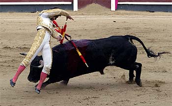 El Fandi puso a la plaza de pie con sus pares de banderillas (uno de ellos, al violín) en su primer toro.