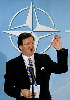 Eric Rudolph, rodeado de agentes, ayer, en la prisión de Murphy.rnrn  REUTERS