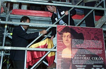 Traslado de los restos de Cristóbal Colón tras su exhumación en Sevilla para el estudio genético. rnrn GARCÍA CORDERO