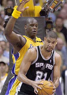 Tim Duncan intenta zafarse de Shaquille O'Neal.