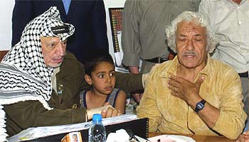 Yasir Arafat con Ahmed Yubara, preso liberado ayer por Israel.rnrn  AFP