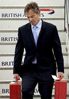 Blair, a su llegada ayer a Londres, después de la cumbre del G-8 en Evian.rnrn  AP