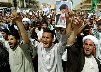 Miles de chiíes protestan en Bagdad contra la detención de un clérigo y contra la ocupación de EE UU.