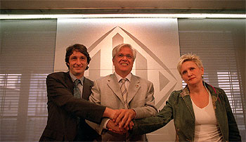 Un apretón de manos para sellar  el pacto de gobierno