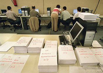 Preparativos informáticos para el recuento de votos en el Palacio de Congresos y Exposiciones de Madrid.