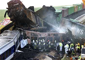 Los equipos de rescate proceden a separar los vagones del Talgo y del tren de mercancías que colisionaron en Chinchilla.