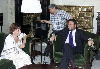Paula Garvín y Alfredo Sánchez Monteseirín, ayer, en el Ayuntamiento de Sevilla.