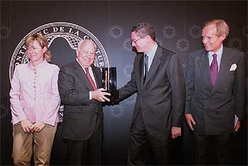 Jesús de Polanco recibe el Premio Montblanc de manos de Alberto Ruiz-Gallardón, con Pilar del Castillo y lord Douro.