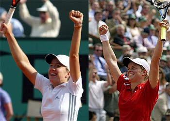 Henin, a la izquierda, y Clijsters celebran sus victorias de ayer.