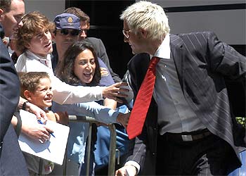 Cañizares saluda a un grupo de aficionados, ayer a su llegada a Zaragoza.