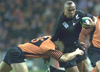 Lomu, pese a ser placado por el escocés Metcalfe, a punto de lograr un ensayo en la Copa del Mundo de 1999.