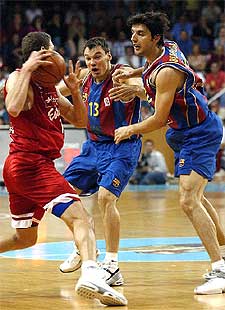 Jasen intenta superar a Jasikevicius y Bodiroga.