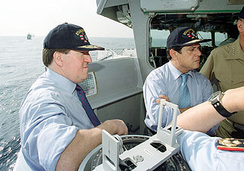 George Robertson (izquierda), secretario general de la OTAN, con Federico Trillo durante unas maniobras.