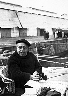 Manuel Azaña, en noviembre de 1934, en el barco prisión 'Sánchez Barcaiztegui'.