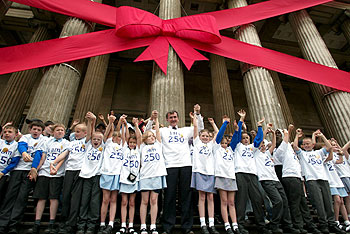 Neil MacGregor con un grupo de escolares a las puertas del Museo Británico, ayer.