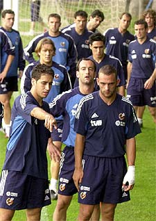 Raúl, Raúl Bravo y, detrás, Etxeberria.
