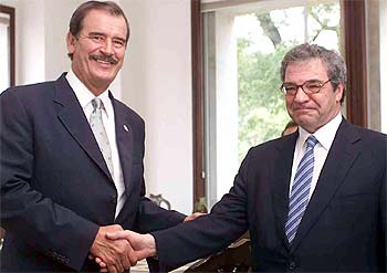 El presidente de México, Vicente Fox (izquierda), en la reunión que mantuvo ayer con César Alierta. rnrn EFE