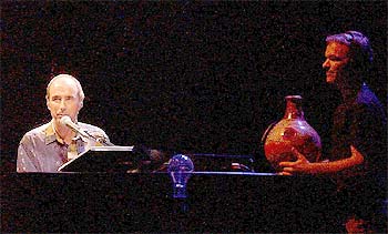 Lluís Llach, durante su concierto en el teatro Albéniz de Madrid el jueves. rnrn EFE