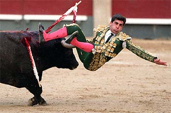 Javier Valverde, ayer, en el momento de la cogida por el sexto de la tarde en Las Ventas.