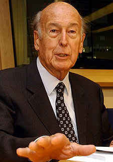 Valéry Giscard d'Estaing conversa con periodistas ayer en Bruselas.