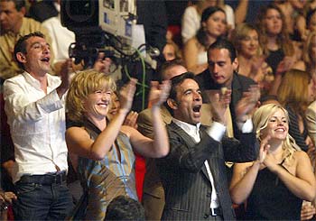 Ana Duato e Imanol Arias aplauden a Miguel Ángel Bernardeau, que recoge uno de los premios de  Cuéntame. 