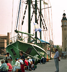 El  Rainbow Warrior , atracado ayer en el puerto de Valencia.