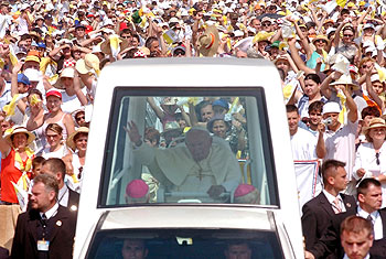 El papa Juan Pablo II, a su llegada en el  papamóvil  a la ciudad de Osijek, en Croacia, ayer.