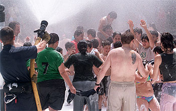 EMPAPADOS POR LA FIESTA.