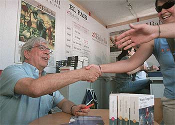 Mario Vargas Llosa firma ejemplares, ayer, en la caseta de EL PAÍS, en la Feria del Libro.rnrn  GORKA LEJARCEGI