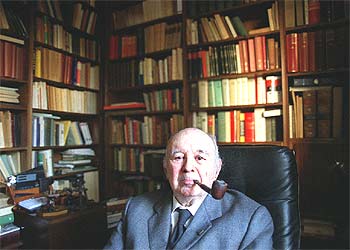 Martín de Riquer, en su casa.