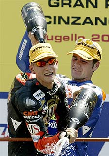 Fonsi Nieto baña con champaña a Poggiali, el ganador de la prueba.