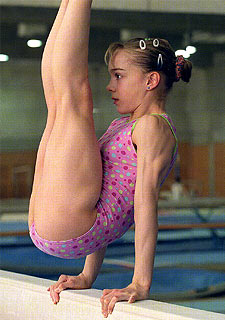 Elena Gómez entrenándose en la barra de equilibrios.