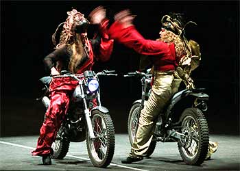 Los dos cantantes principales durante la representación de la ópera  Lisístrata .