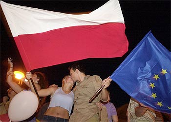 Un grupo de polacos celebra en las calles de Varsovia el  sí  en el referéndum para la entrada de Polonia a la UE.